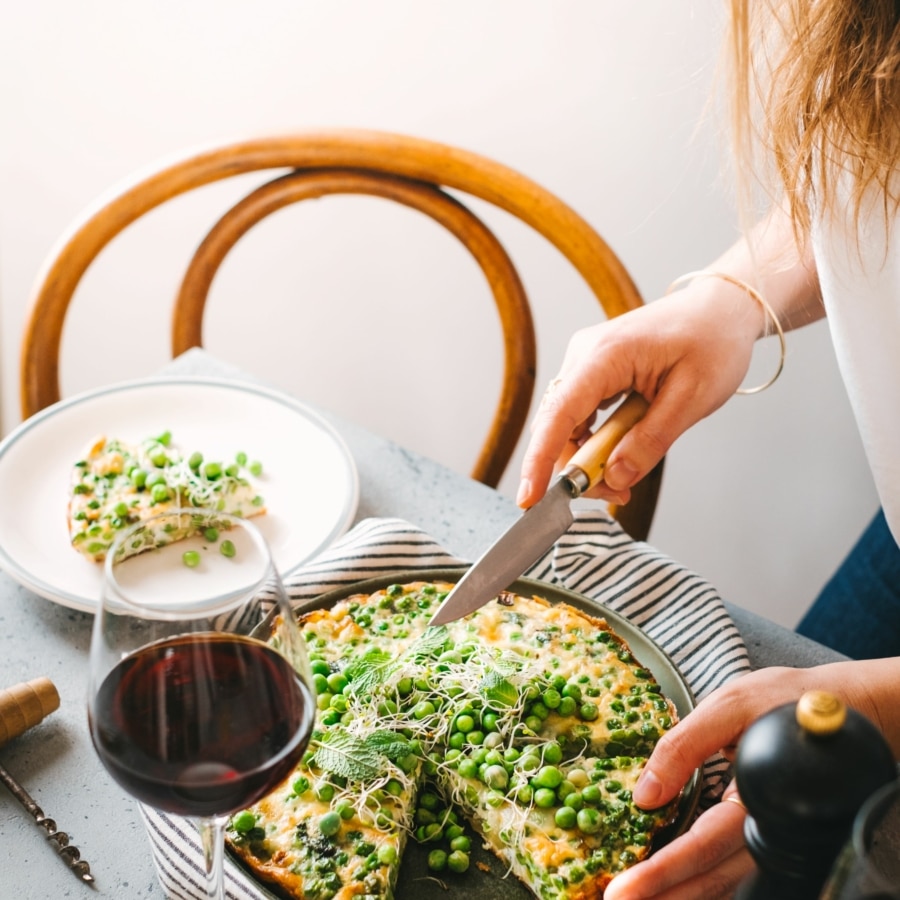 Frittata & verres de Fleurie. ©Emma Vernay