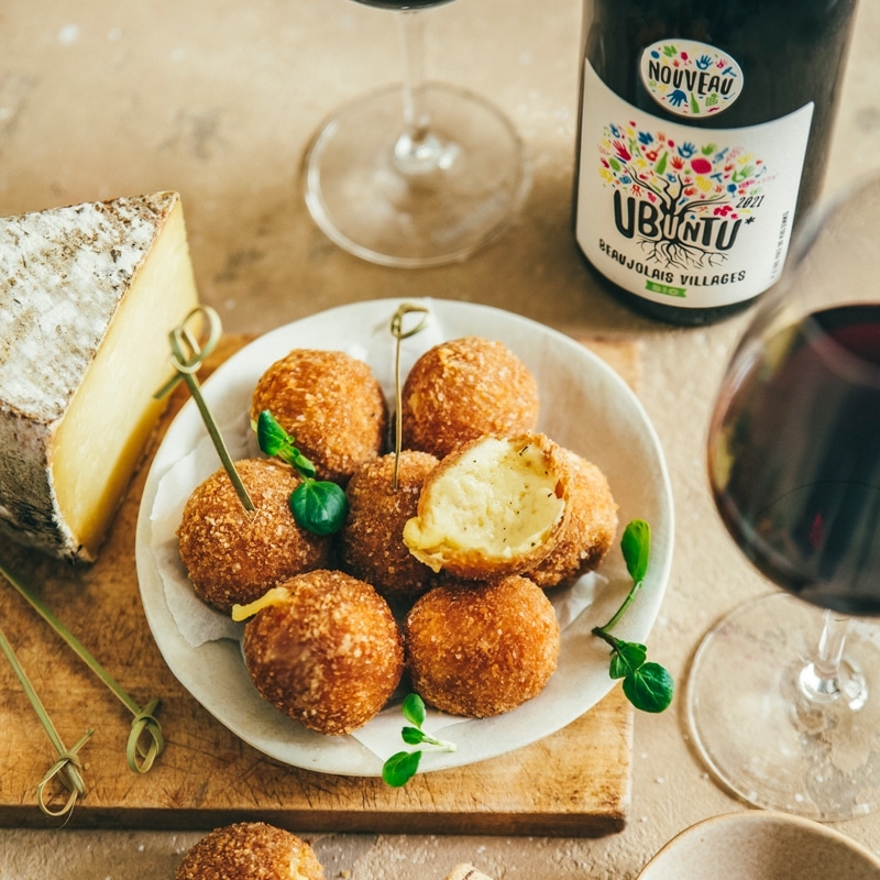 Croquetas à la tomme et Beaujolais Villages Nouveau © Studio Basilic